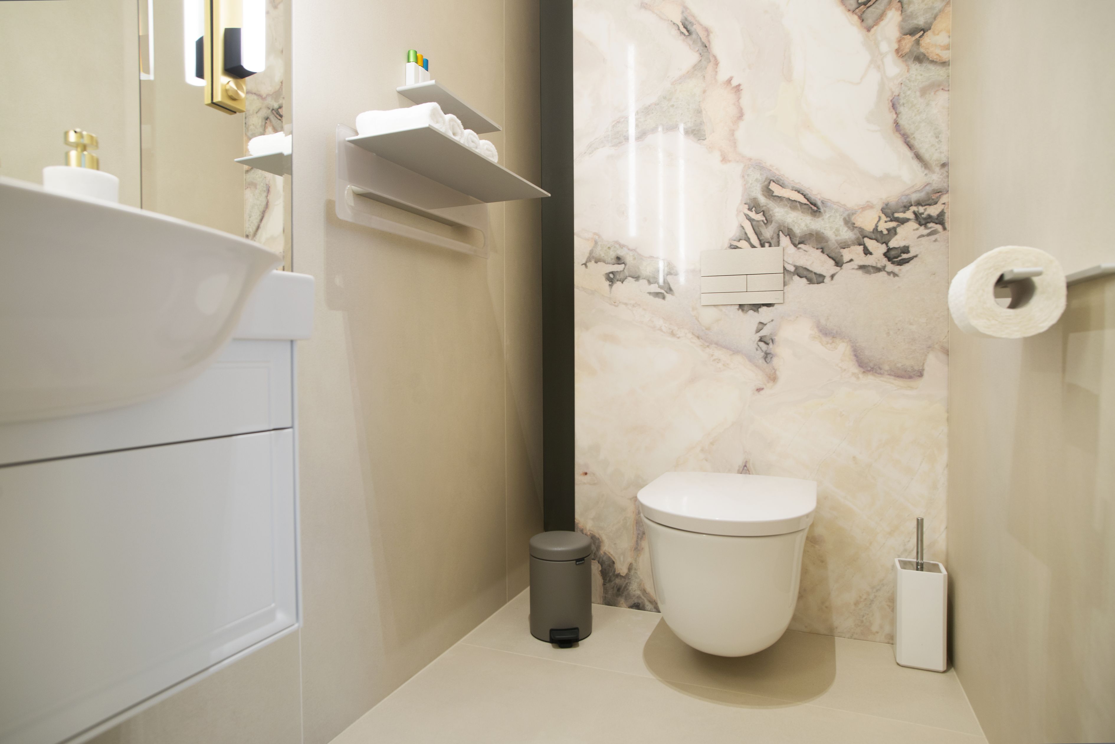 W toalecie dla gości, również pojawił się przepiękny onyks.